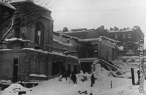 Улица Большая Полянка, 50 — Машков переулок. «За пять месяцев войны между Германией и Советским Союзом вражеской авиацией на г. Москву было совершено 90 налетов. Самолетами противника сброшено на город 1521 фугасная и 56 620 зажигательных авиабомб… В результате бомбардировки уничтожено 402 жилых дома и частично повреждено 858 домов. Из этого количества 245 жилых домов сгорели и частично пострадали от огня 110 домов». (Из донесения начальника управления НКВД по городу Москве и Московской области М. И. Журавлева 24 ноября 1941 года)