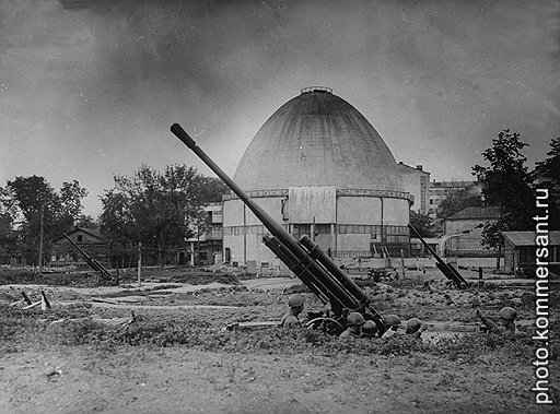 Зенитная батарея у планетария и зоопарка. «В ночь с 3 на 4 января 1942 г. я был ответственным дежурным по зоопарку. Часов в десять вечера противник неожиданно начал бомбить нашу территорию. Весь львятник и обезьянник были в дыму и огне. Не успели мы затушить их, как ко мне прибежал связной и сказал, что горит слоновник. Пожара не оказалось. Там все стекла оказались выбитыми взрывной волной, из помещения шел пар, поскольку в этот день был сильный мороз, примерно 30 градусов». (Из воспоминаний С. Ю. Канплера)