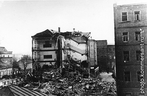 Лаврушинский переулок и окрестности. «5 ноября 1942 г. Я обошел много улиц, но ни у одного дома не встретил стоящих и беседующих людей, которых всегда было так много в Москве. Так как продуктов мало и все они истребляются, то улица чистая — нет даже обрывка бумаги. Возле нашего дома на Лаврушинском бомбой отломило угол школы. Сила воздушной волны была такова, что погнуло решетку, прутья которой отстоят довольно далеко друг от друга». (Из дневника писателя Всеволода Иванова)