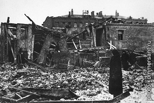 Большой Овчинниковский переулок. «4 декабря 1941 года. Канонада слышна вблизи. Много баррикад. На скорой велели приносить к обеду свой хлеб. 3 часа дня. Упало несколько бомб на улице. Разрушен сарай во дворе. Воронки на улице. Много стекла. Несколько легкораненых. К вечеру следов бомбежки уже нет». (Из дневника врача скорой помощи А. Г. Дрейцера)
