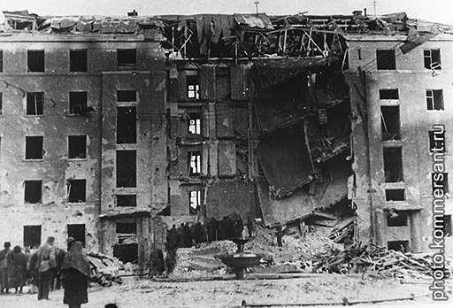 Соймоновский проезд. «30 октября. Дом лопнул в нескольких местах. Брось немец бомбу на секунду раньше, я уже не писал бы этих строк. Булыжники летели по воздуху, пробивая крыши и черепа». (Из дневника журналиста Н. К. Вержбицкого)