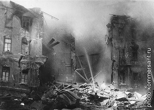 Лаврушинский переулок и окрестности. «5 ноября 1942 г. Я обошел много улиц, но ни у одного дома не встретил стоящих и беседующих людей, которых всегда было так много в Москве. Так как продуктов мало и все они истребляются, то улица чистая — нет даже обрывка бумаги. Возле нашего дома на Лаврушинском бомбой отломило угол школы. Сила воздушной волны была такова, что погнуло решетку, прутья которой отстоят довольно далеко друг от друга». (Из дневника писателя Всеволода Иванова)