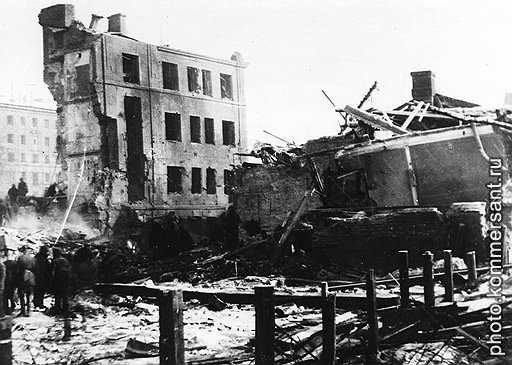 Лаврушинский переулок и окрестности. «5 ноября 1942 г. Я обошел много улиц, но ни у одного дома не встретил стоящих и беседующих людей, которых всегда было так много в Москве. Так как продуктов мало и все они истребляются, то улица чистая — нет даже обрывка бумаги. Возле нашего дома на Лаврушинском бомбой отломило угол школы. Сила воздушной волны была такова, что погнуло решетку, прутья которой отстоят довольно далеко друг от друга». (Из дневника писателя Всеволода Иванова)