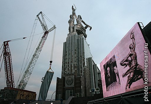 «Рабочего и колхозницу» Веры Мухиной установили выше, чем было, но чуть ниже, чем следовало