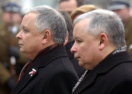 Президент Лех Качиньский (слева) и премьер-министр Ярослав Качиньский на праздновании 88-й годовщины независимости Польши (2006 год)