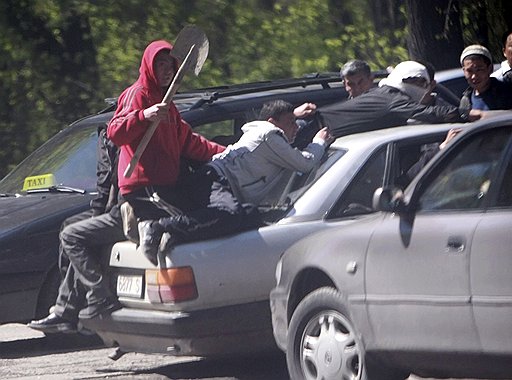 После погромов 19 апреля в пригороде Бишкека Маевке киргизская милиция получила разрешение стрелять по мародерам (на фото)