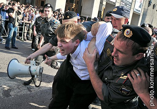 Акция в поддержку 31-й статьи Конституции состояла из нескольких сотен активистов оппозиции, которых уводили и уносили милиционеры, и автобусов для сдачи задержанных