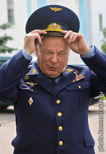 Главнокомандующий ВВС России генерал армии Владимир Михайлов во время посещения завода »Салют», производящего двигатели для самолетов «Су» и «МиГ». 2006 год