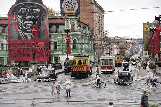 Весь Харьков превратился в съемочную площадку, в кастинге участвовало под 100 тыс. харьковчан. Профессиональных актеров в фильме нет. Главного героя, например, играет дирижер Теодор Курентзис, а в роли физика Златогорова замечен гендиректор ИД «Коммерсантъ» Демьян Кудрявцев