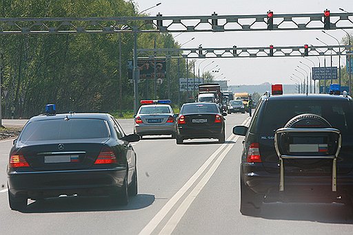 Борьба с мигалками (на фото) с помощью ведерок принесла ее активистам широкую известность и популярность среди сограждан