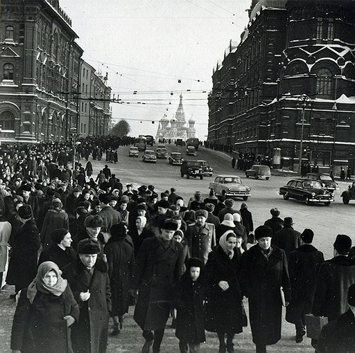 Постоянное обилие граждан на улицах Москвы побуждало кремлевских вождей время от времени задумываться об отправке праздношатающихся на принудительные работы