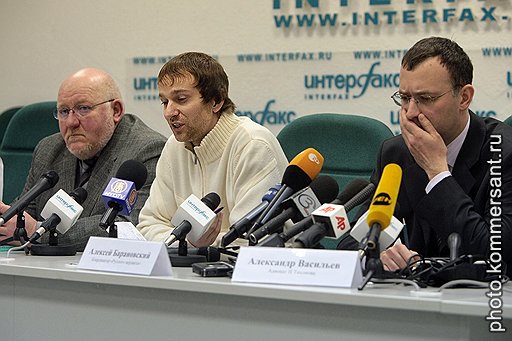 Отец Никиты Тихонова Александр, координатор &quot;Русского вердикта&quot; Алексей Барановский и адвокат Александр Васильев выстроили мощную линию защиты обвиняемых