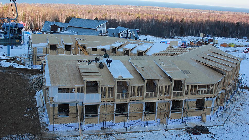 Строительство гостиницы в Байкальске, у подножия горы Соболиной. Город теперь будет производить туристические услуги вместо целлюлозы 
