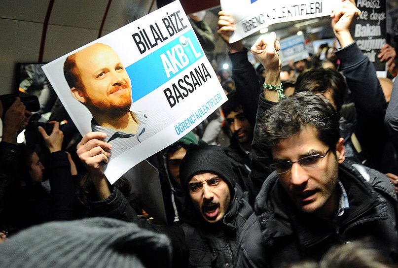 Плакат с изображением сына премьера, Билала Эрдогана, попавшего под подозрение в даче взятки, на демонстрации против коррупции и правительства 31 декабря 2013 года