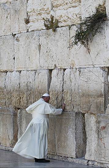 Во время своего визита в Израиль папа римский иногда мало чем отличался от обычного туриста (на фото — у Стены Плача в Иерусалиме) 
