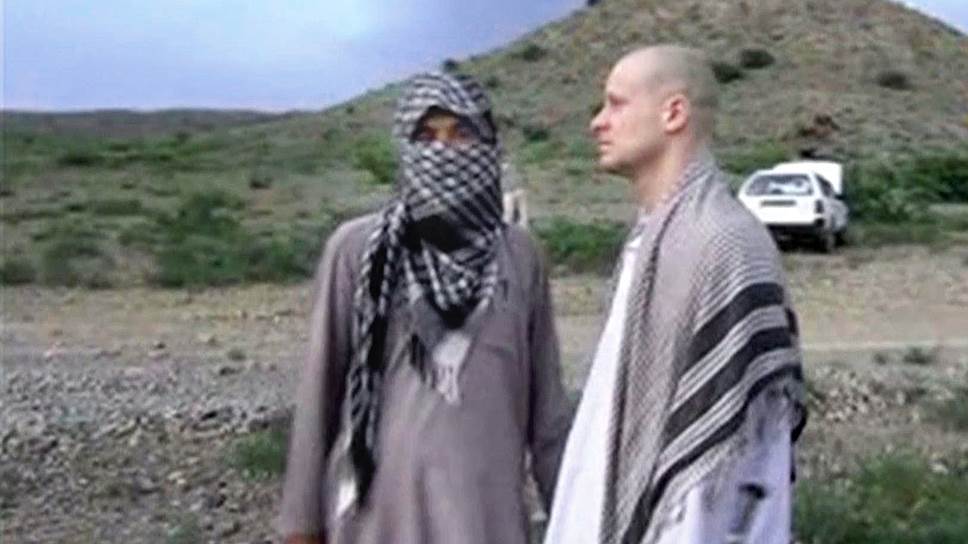 Освобождение сержанта Бергдала (справа) из талибского плена обрадовало далеко не всех американцев