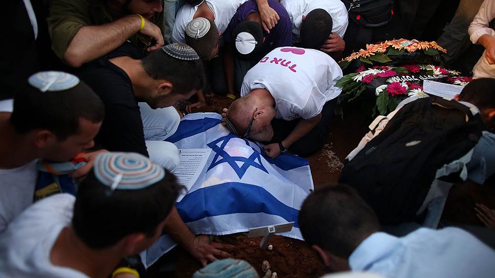 На похороны израильских подростков, предположительно убитых палестинцами, пришли тысячи человек, требующих найти и наказать убийц 
