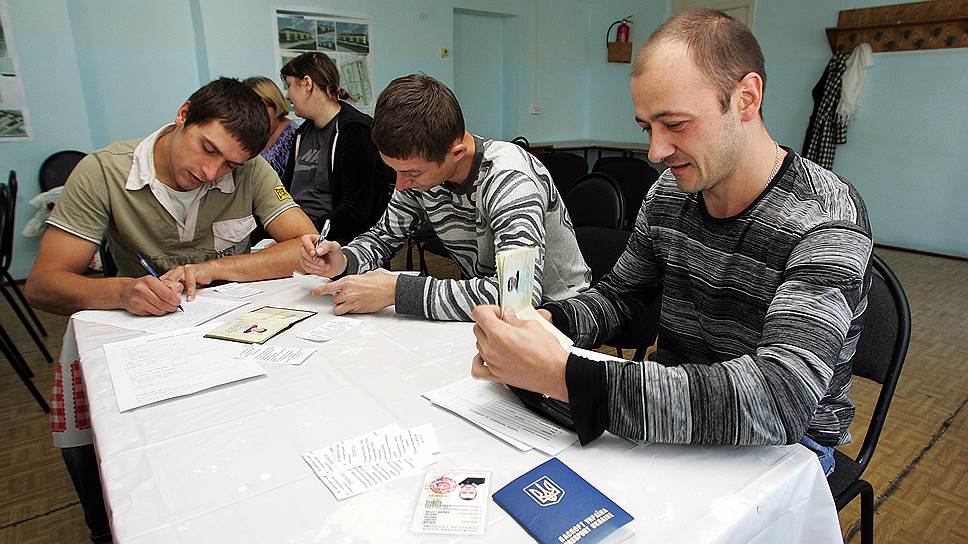 При получении временного убежища у беженцев забирают украинские паспорта, и если они становятся участниками программы переселения соотечественников, то паспорта, скорее всего, назад не отдадут 
