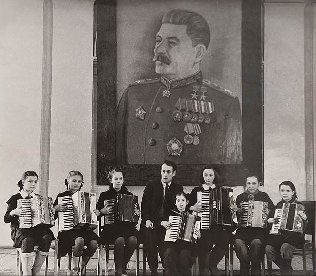Кружок аккордеонистов (Тамара Кузнецова — первая слева). 1948 год 
