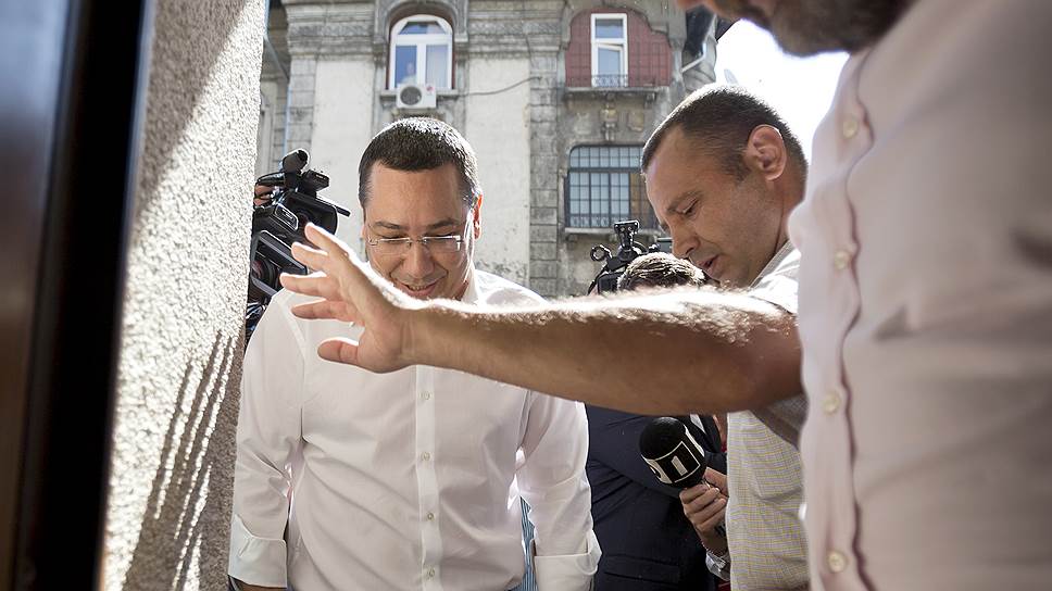 Обвиненный в коррупции премьер-министр Румынии Виктор Понта (слева) депутатской неприкосновенности еще не лишился, но свою защиту на всякий случай готовит