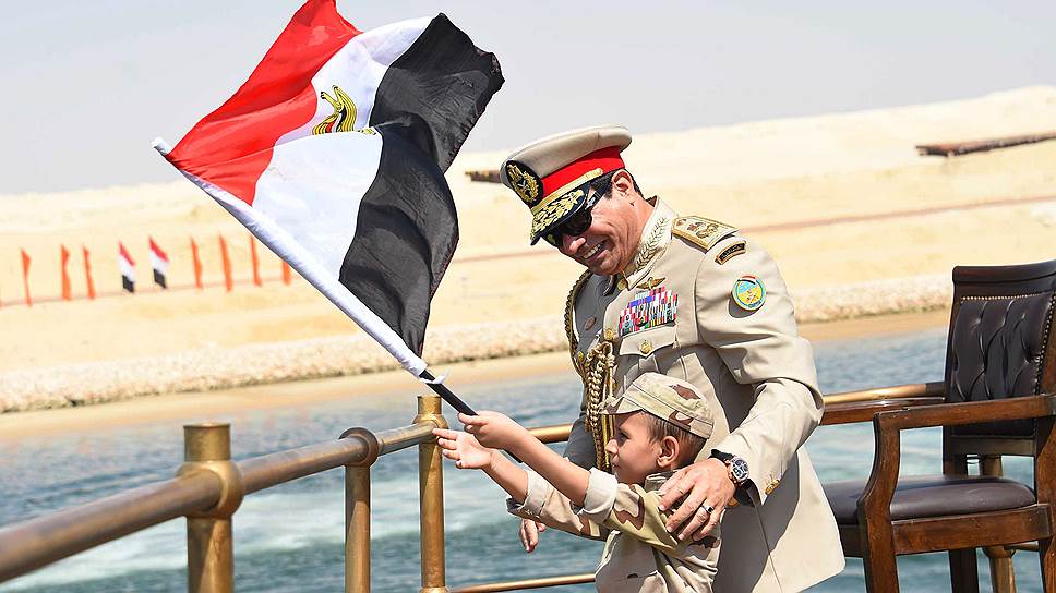 Президенту Египта Абдель-Фаттаху ас-Сиси открытие модернизированного Суэцкого канала может помочь объединить расколотую революциями страну 
