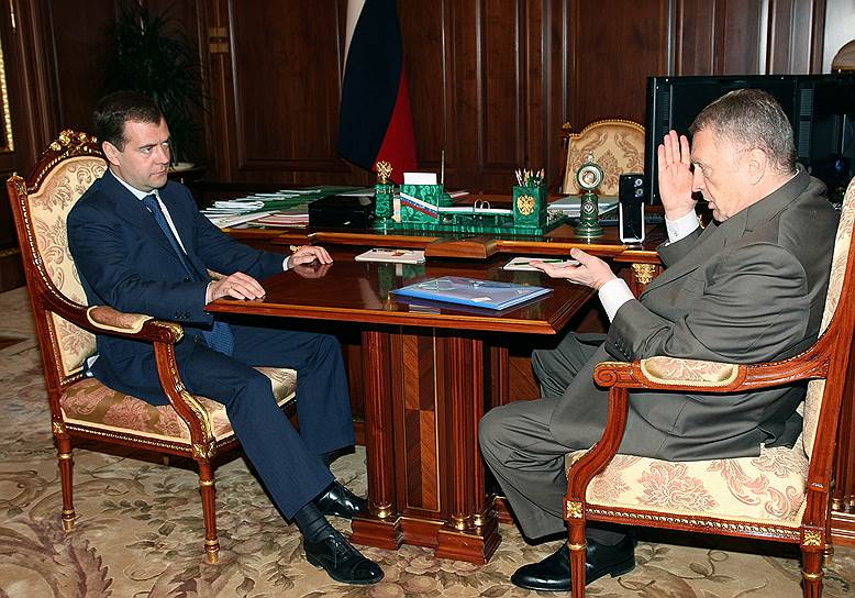В 2000-е годы на смену эпатажности пришла сговорчивость: Жириновский и его партия поддерживали действующую власть (на фото — с президентом Дмитрием Медведевым, 2008 год) и стабильно проходили в Госдуму