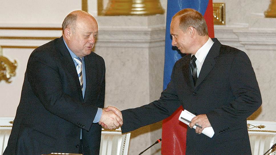 В 2004 году Путин выдвинул Михаила Фрадкова (слева) на пост премьера за девять дней до президентских выборов 