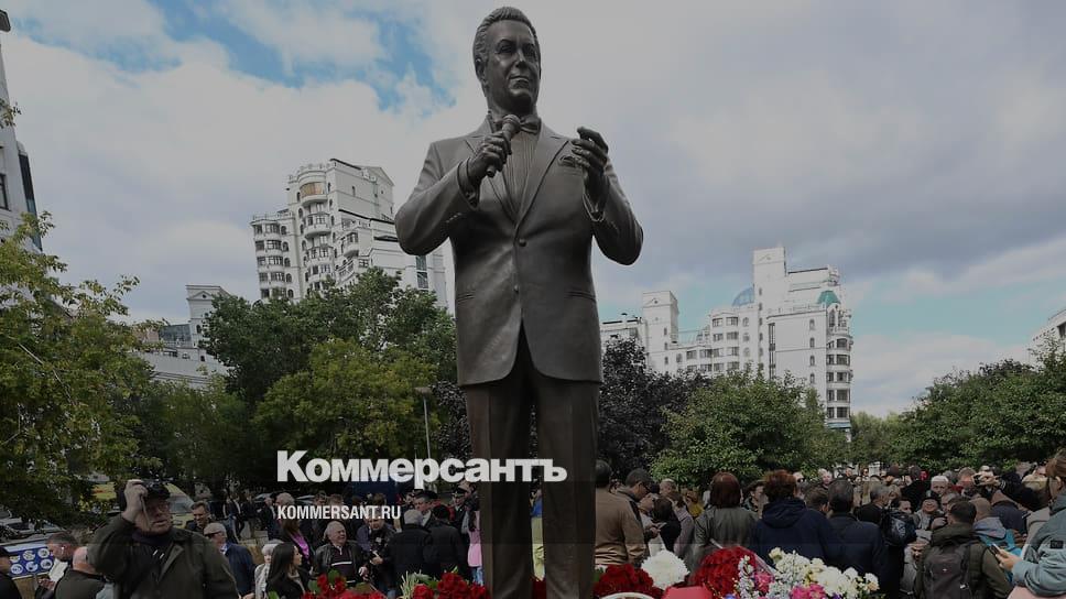 Памятник народному артисту. Памятник Кобзону в Москве в оружейном переулке. Памятник Иосифу Кобзону в Москве. Народный памятник в Москве.