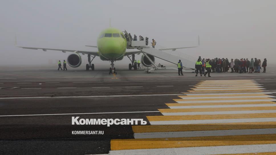 Самолет и аэропорт. Задержка рейса. Аэропорт Толмачево Новосибирск полосы. Рейс 14 FEDEX.