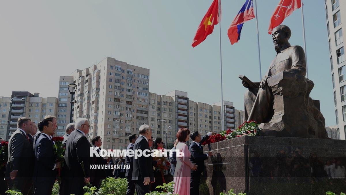 В Петербурге торжественно открыли памятник Хо Ши Мину – Коммерсантъ  Санкт-Петербург