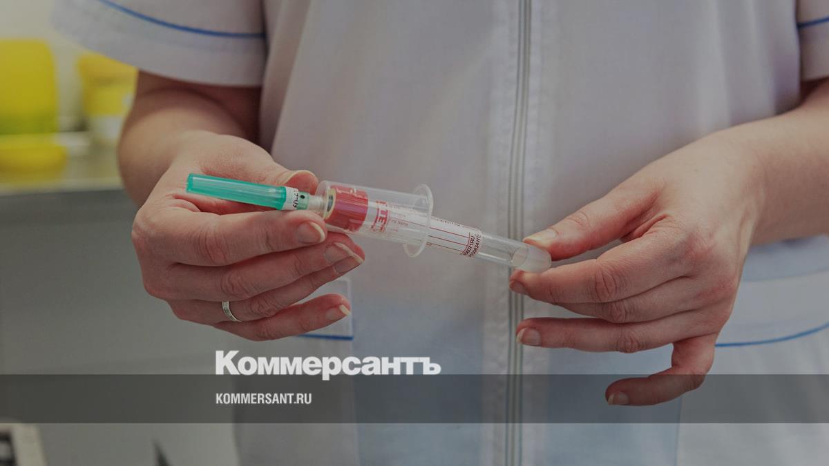 Прививка от кори на руке. Вакцинация кори. Прием в больнице. Мероприятия по вакцинации против кори. Вакцина от кори фото