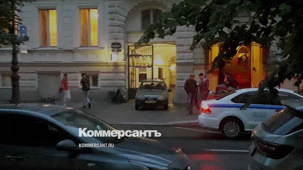 В центре Петербурга неизвестный мужчина поджег двери военкомата –  Коммерсантъ Санкт-Петербург