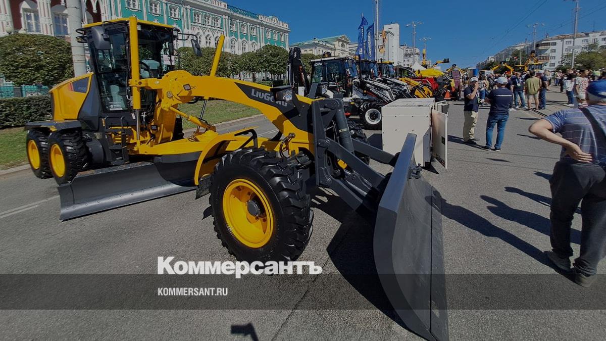 Празднование дня строителя в екатеринбурге. Boulder wl33. Болдер фронтальный погрузчик. Фронтальный погрузчик Boulder. Трактор Boulder.