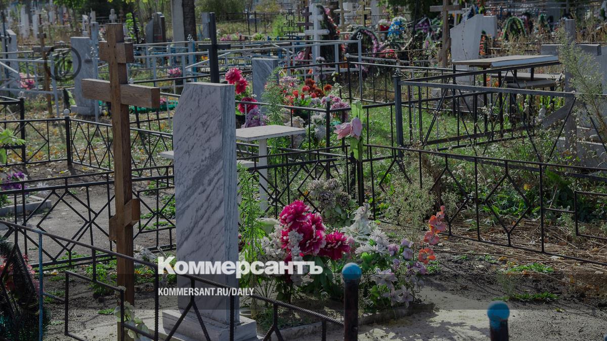 В понедельник посещают кладбище. В понедельник посещают кладбище. Поминальный день на кладбище. Посещение кладбища. В понедельник посещают кладбище.