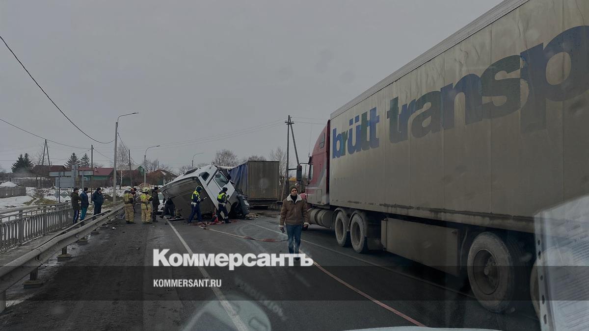 На уральской трассе столкнулись два грузовика, движение на участке  ограничено – Коммерсантъ Екатеринбург