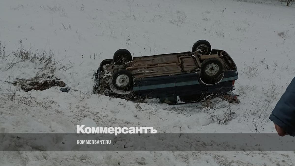 Неопытный водитель перевернулась в «ВАЗ-2114» на трассе в Удмуртии –  Коммерсантъ Ижевск