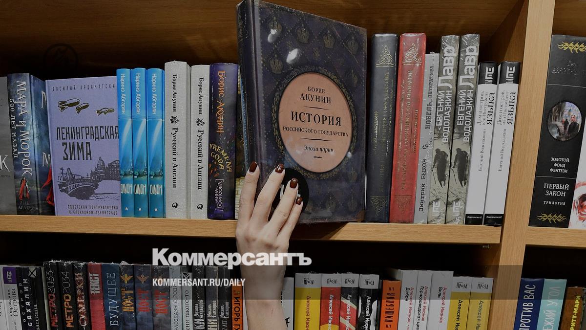 Издательства сняли с продажи книги Акунина и Быкова из-за их публичных  высказываний