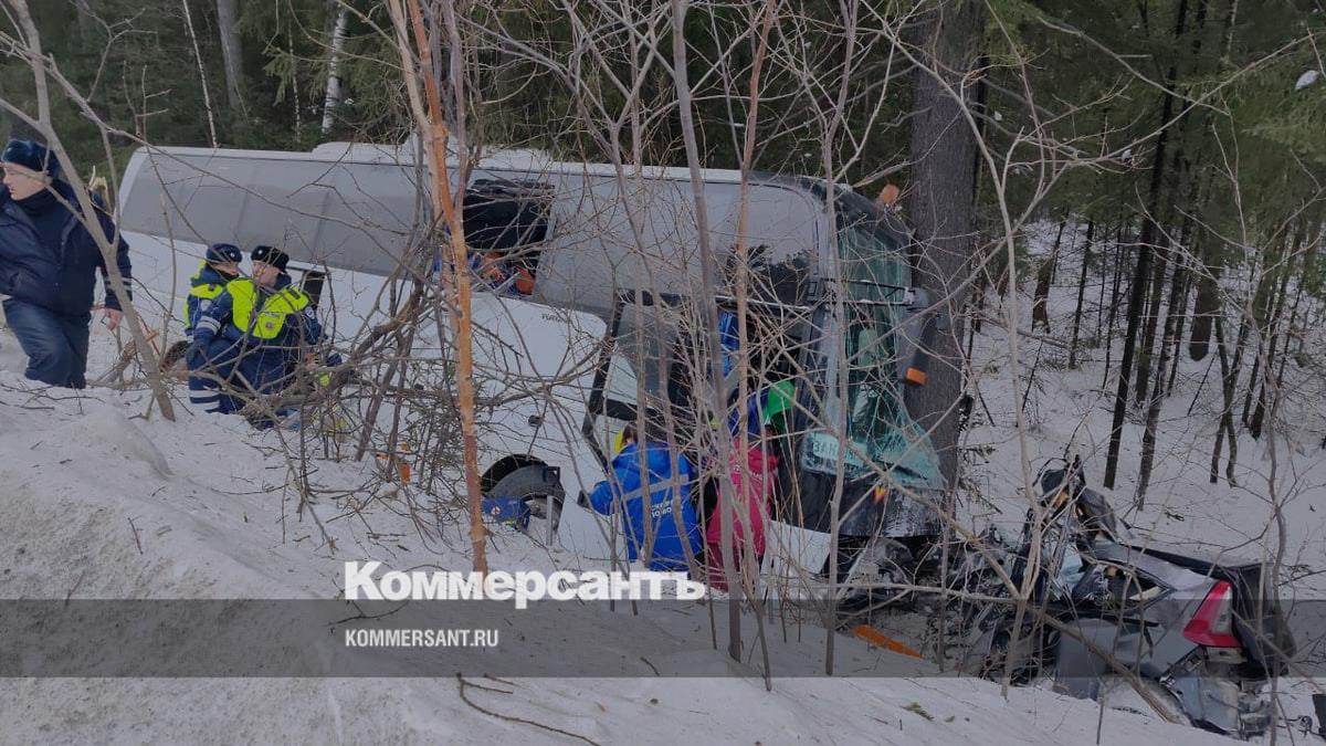 На Урале в ДТП с автобусом хоккейной команды погибли водитель и пассажир  машины – Коммерсантъ Екатеринбург