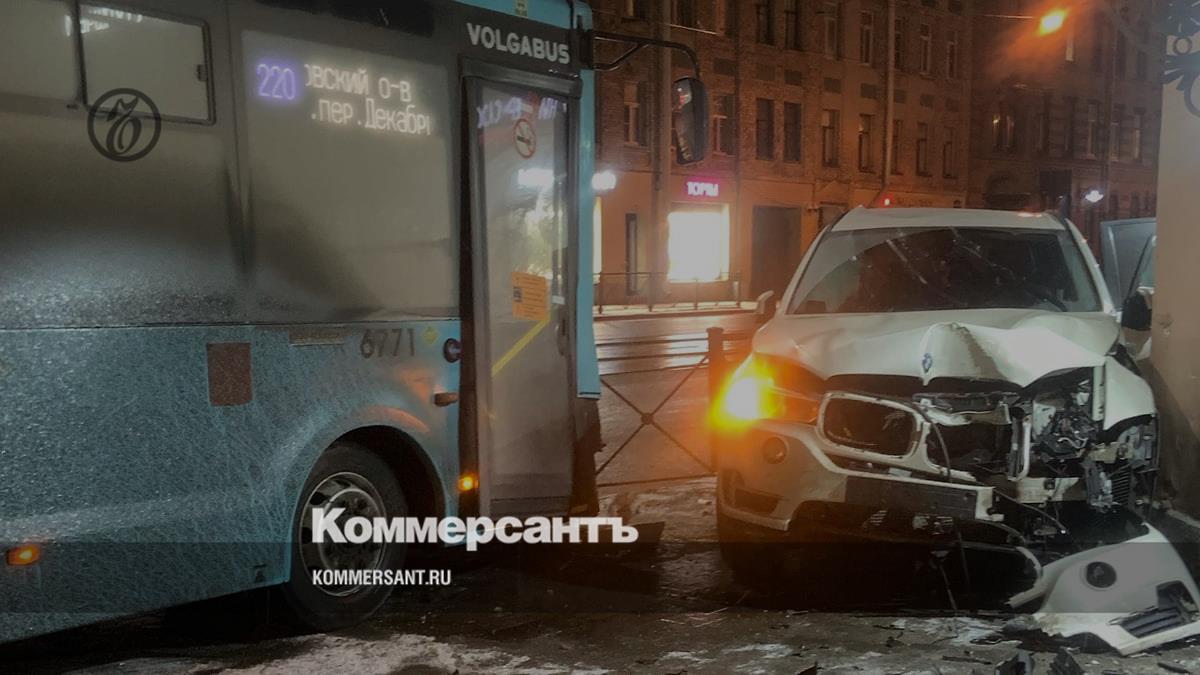 На Петроградской стороне произошло очередное ДТП с «лазурным» автобусом –  Коммерсантъ Санкт-Петербург