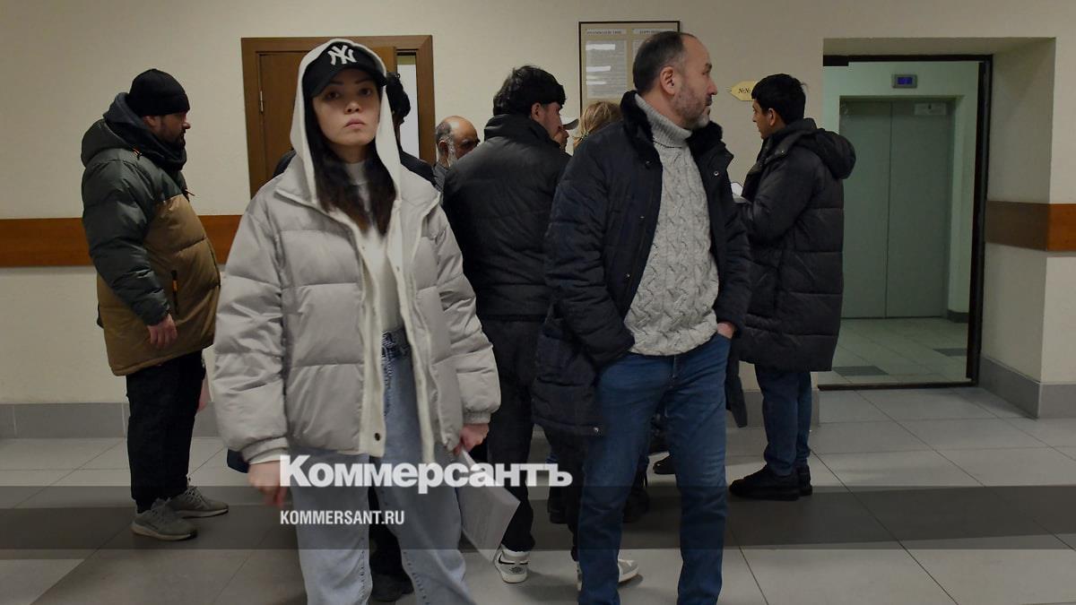 Суд в Петербурге отменил решение о депортации афганской журналистки Кобры  Хассани – Коммерсантъ