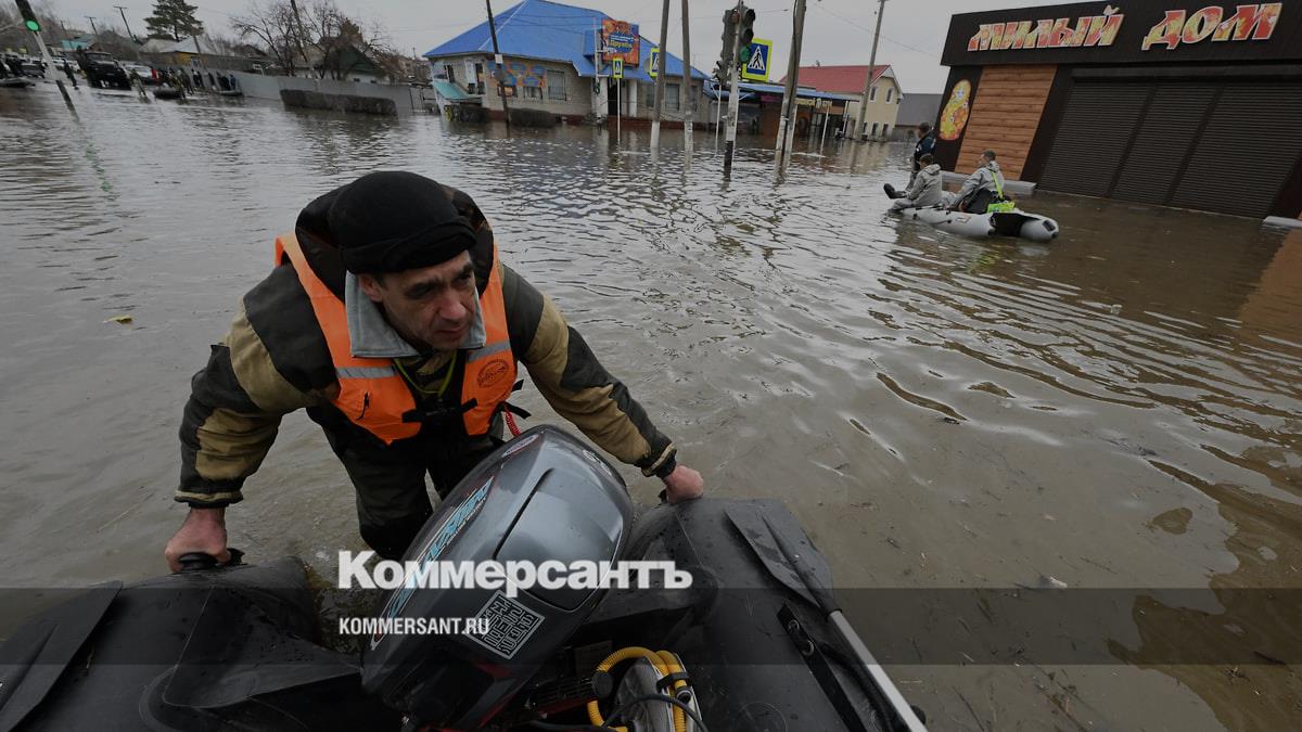 В Орск для оказания помощи в борьбе с паводком направлены военные –  Коммерсантъ