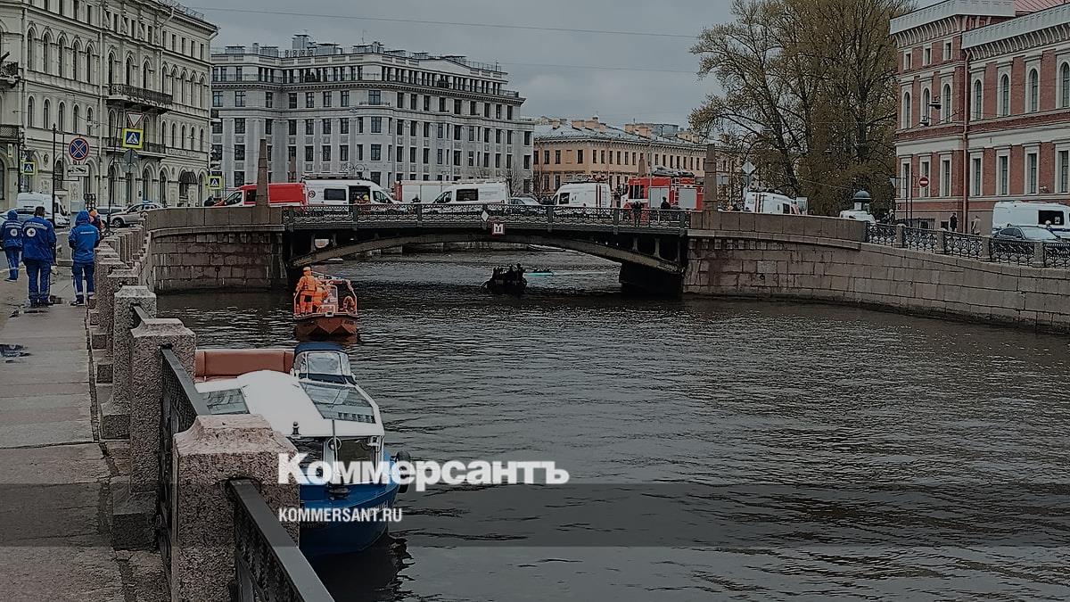 Автобус с пассажирами упал в реку Мойку возле Поцелуева моста – Коммерсантъ  Санкт-Петербург