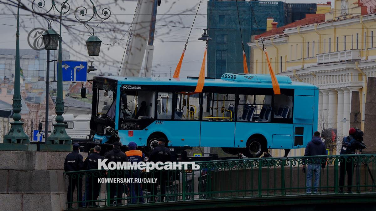 Суд отправил в СИЗО водителя автобуса, который вместе с пассажирами упал в  реку с Поцелуева моста