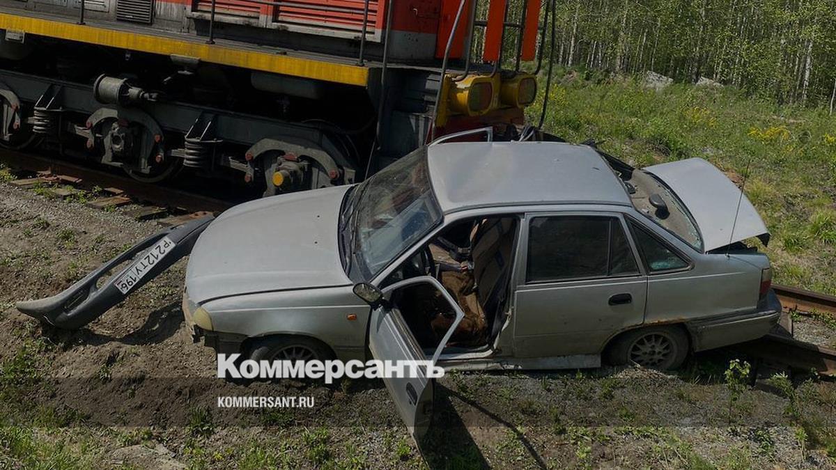 В Свердловской области поезд сбил легковушку на железнодорожном переезде –  Коммерсантъ Екатеринбург