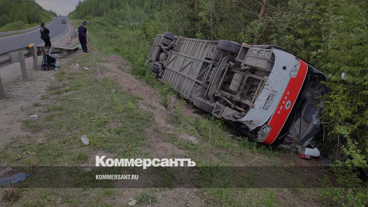 Водитель опрокинувшегося на трассе автобуса мог потерять сознание –  Коммерсантъ Пермь