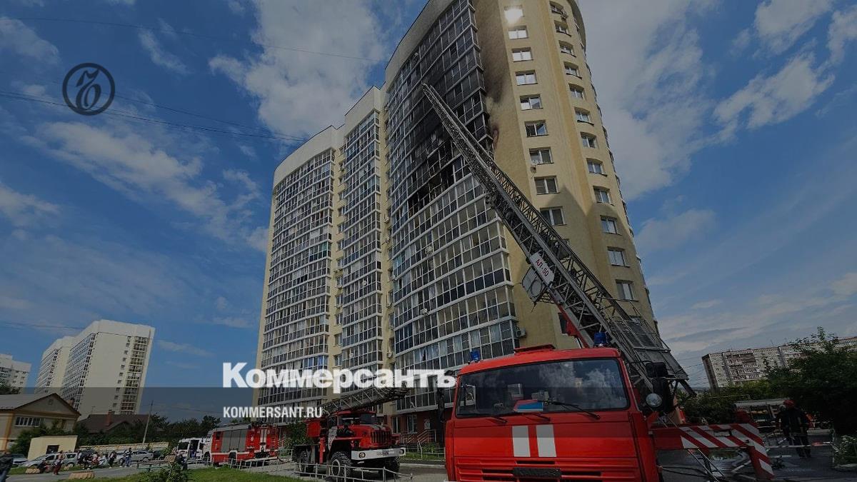 В Екатеринбурге потушили пожар в многоэтажке, где сгорело несколько квартир  – Коммерсантъ Екатеринбург