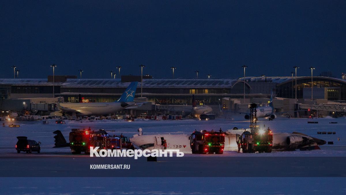 В Торонто из перевернувшегося самолета Endeavor Air извлекли 15 пострадавших