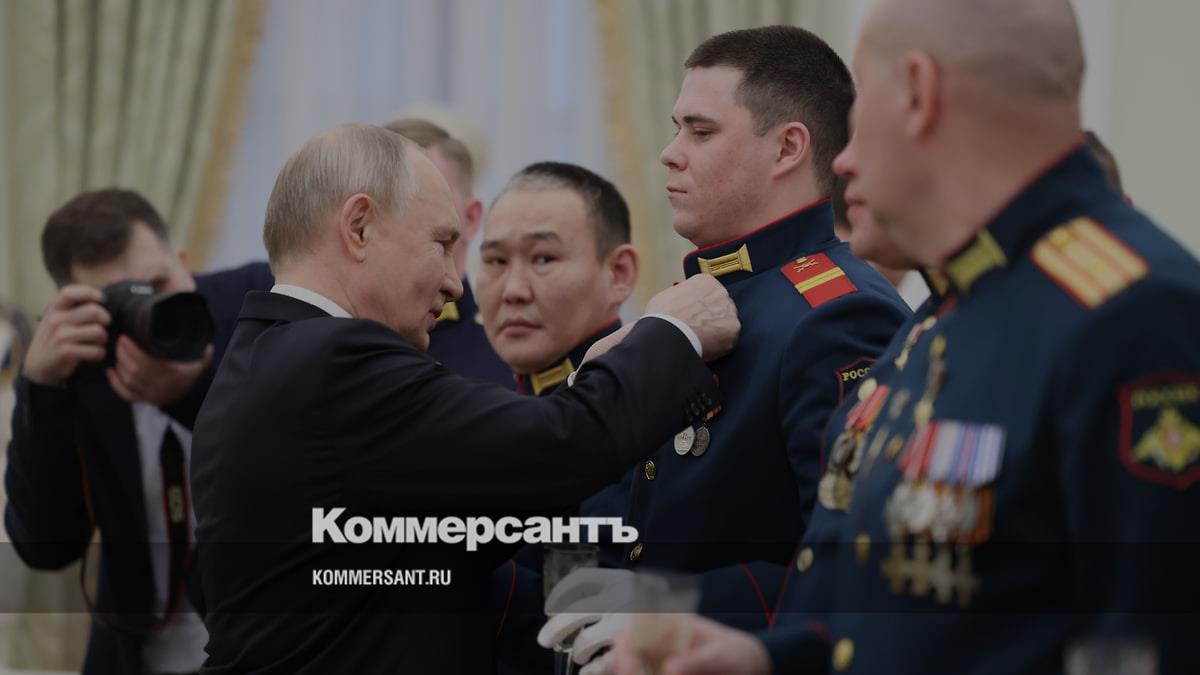 Путин вручил госнаграды Героям России