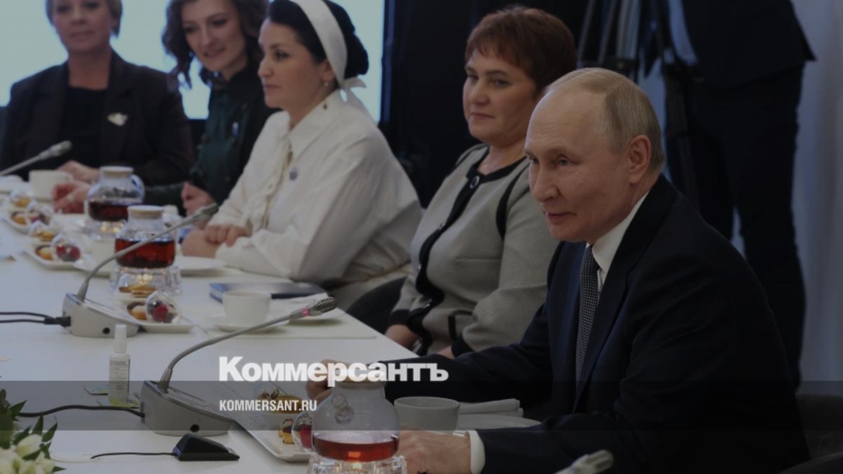 Путин поздравил женщин с наступающим 8 марта