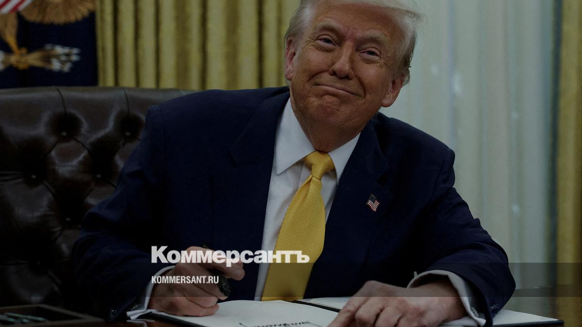 Трамп показал, как работает кнопка для вызова колы в Овальном кабинете